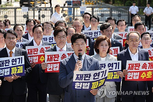 김용태(가운데) 국민의힘 비상대책위원장이 11일 이재명 대통령의 공직선거법 위반 사건의 파기환송심을 사실상 무기한 연기한 서울고등법원 앞에서 열린 현장 의원총회에 참석해 발언하고 있다. [연합뉴스]